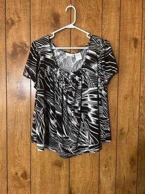 Black & White Printed Short-Sleeve Scoop Neck Blouse — Women